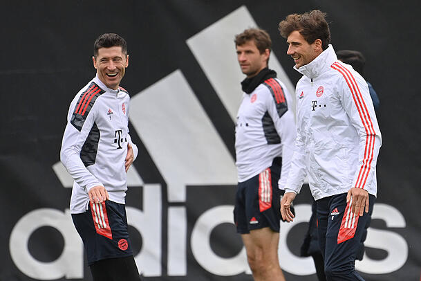 Gute Laune beim Aufgalopp fürs Viertelfinal-Hinspiel in der Champions League: Robert Lewandowski (links) mit seinen Teamkollegen Thomas Müller (hinten) und Leon Goretzka. Gute Laune beim Aufgalopp fürs Viertelfinal-Hinspiel in der Champions League: Robert Lewandowski (links) mit seinen Teamkollegen Thomas Müller (hinten) und Leon Goretzka.