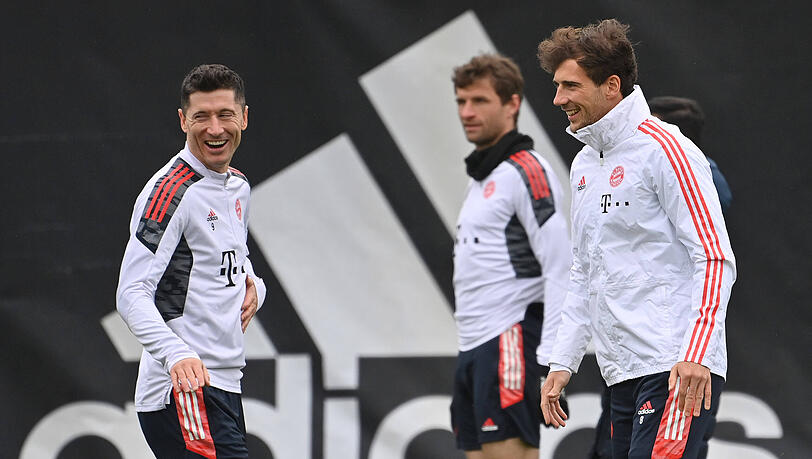 Gute Laune beim Aufgalopp fürs Viertelfinal-Hinspiel in der Champions League: Robert Lewandowski (links) mit seinen Teamkollegen Thomas Müller (hinten) und Leon Goretzka. Gute Laune beim Aufgalopp fürs Viertelfinal-Hinspiel in der Champions League: Robert Lewandowski (links) mit seinen Teamkollegen Thomas Müller (hinten) und Leon Goretzka.