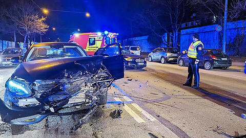 Ein Mercedes wurde bei einem Unfall auf der Landsberger Straße sichtlich schwer beschädigt. Die genaue Höhe des Sachschadens ist aber noch unklar.