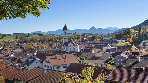 Blick auf Nesselwang mit Zugspitzmassiv und Säuling.