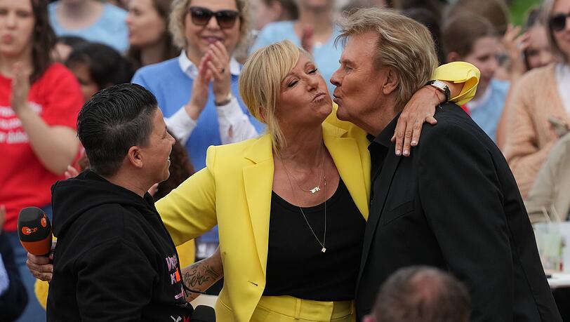 Andrea Kiewel mit Kerstin Ott (links) und Howard Carpendale (rechts) bei der ersten "Fernsehgarten"-Folge 2024.