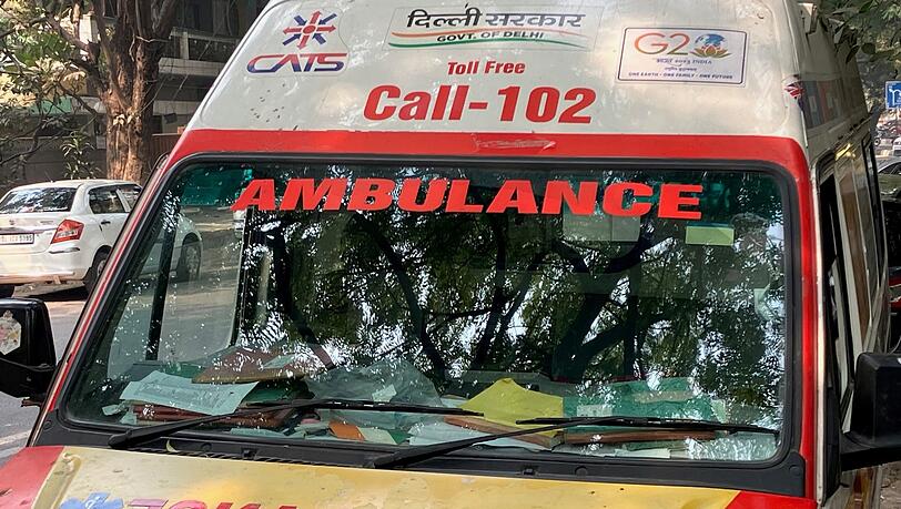 Ein indischer Krankenwagen steht am Straßenrand. (Symbolbild) Ein indischer Krankenwagen steht am Straßenrand. (Symbolbild)