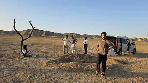 Jafar Panahi (zweiter von links) bei den heimlichen Dreharbeiten zu &bdquo;Ein einfacher Unfall&ldquo;.