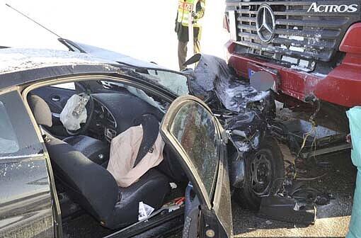 Der Sattelzug rammte den Ford frontal und schob ihn rund 30 Meter vor sich her.