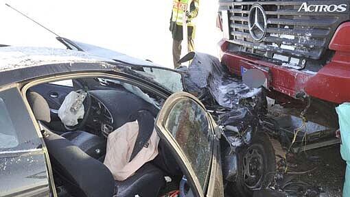 Der Sattelzug rammte den Ford frontal und schob ihn rund 30 Meter vor sich her. Der Sattelzug rammte den Ford frontal und schob ihn rund 30 Meter vor sich her.