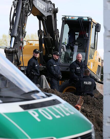 Gewaltverbrechen in Mecklenburg-Vorpommern: Eine Frauenleichen hat die Polizei im Beton gefunden.