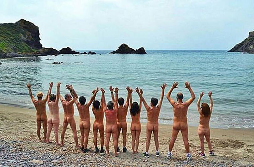Diese kanadische Reisegruppe zeigt sich ebenfalls nackt umgeben von einer wunderschönen Strandkulisse.