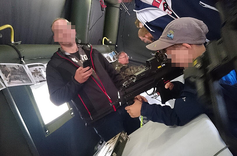 Am Tag der Bundeswehr ließen die Soldaten kleine Kinder mit Waffen hantieren.