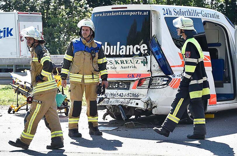 Auf der A99 krachte ein VW-Transporter in ein Ambulanzfahrzeug aus Österreich. Die Bilder.
