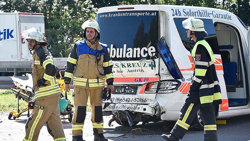 Auf der A99 krachte ein VW-Transporter in ein Ambulanzfahrzeug aus Österreich. Die Bilder. Auf der A99 krachte ein VW-Transporter in ein Ambulanzfahrzeug aus Österreich. Die Bilder.