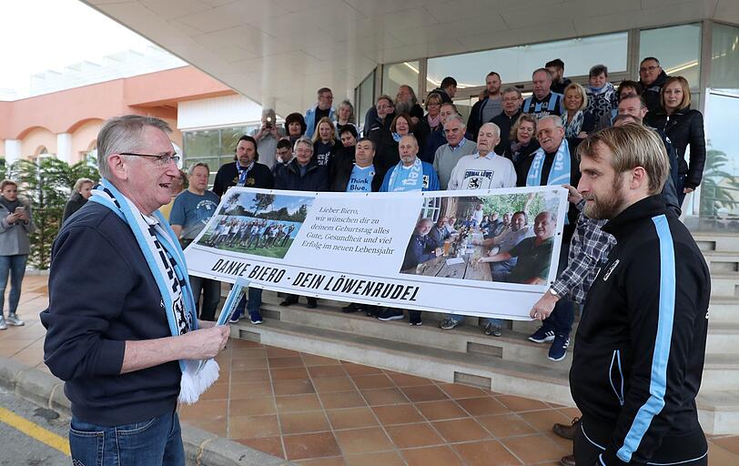"Lieber Biero, wir wünschen dir zu deinem Geburtstag alles Gute, Gesundheit und viel Erfolg im neuen Lebensjahr. Danke Biero - Dein Löwenrudel", stand darauf geschrieben.