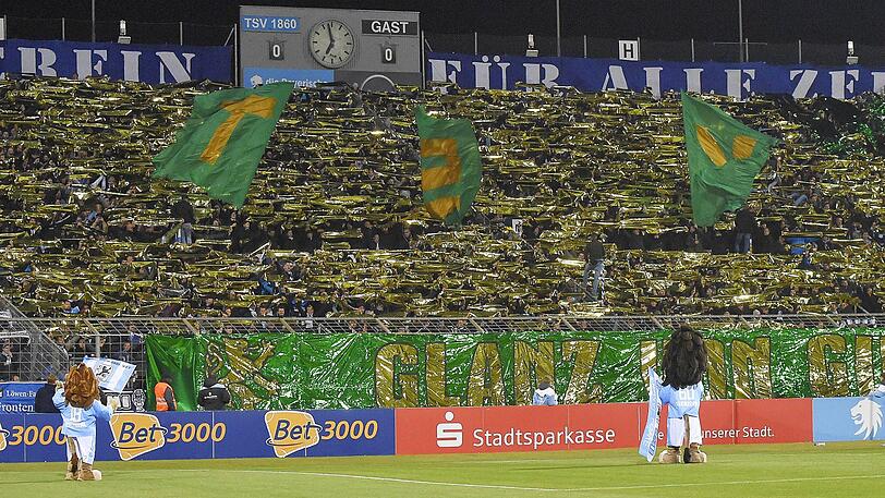 Farbenfroh und stimmungsvoll: die Westkurve im Grünwalder Stadion.