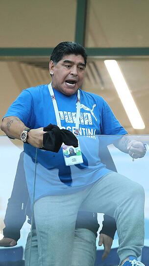 Diego Maradona leidet auf der Tribüne mit.