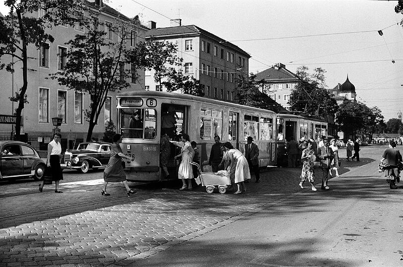 Am 25. Januar 1921 verbietet der Stadtrat dem Personal in Trambahnen, Trinkgelder von Fahrgästen anzunehmen.