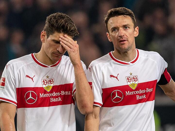 Die Tore von Mario Gomez (l) rückten angesichts des Todes des Vaters von Christian Gentner in den Hintergrund.