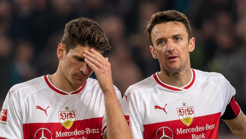 Die Tore von Mario Gomez (l) rückten angesichts des Todes des Vaters von Christian Gentner in den Hintergrund. Die Tore von Mario Gomez (l) rückten angesichts des Todes des Vaters von Christian Gentner in den Hintergrund.