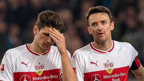 Die Tore von Mario Gomez (l) rückten angesichts des Todes des Vaters von Christian Gentner in den Hintergrund.