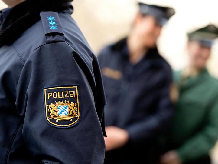 Das Wappen der bayerischen Polizei auf einem Ärmel. Foto: Sven Hoppe/dpa/Archivbild