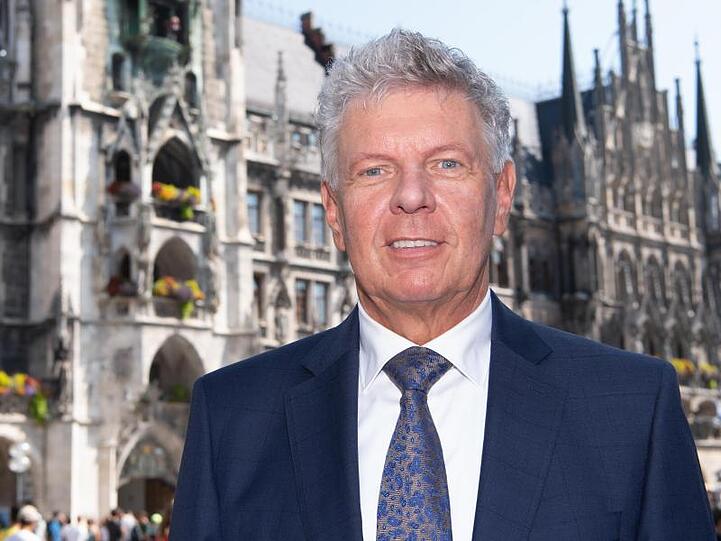 Dieter Reiter (SPD), Oberbürgermeister der Stadt München, steht auf dem Marienplatz vor dem Rathaus. Foto: Sven Hoppe/dpa/Archivbild