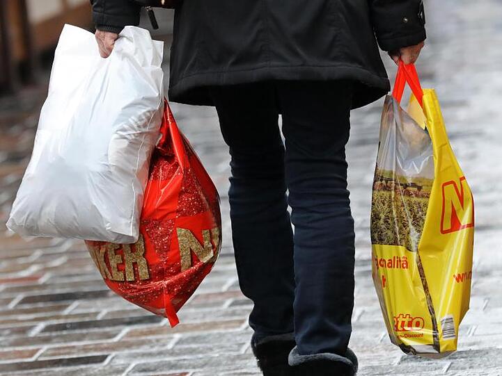 Die Zahl der verbrauchten Plastiktüten in Deutschland geht weiter zurück.