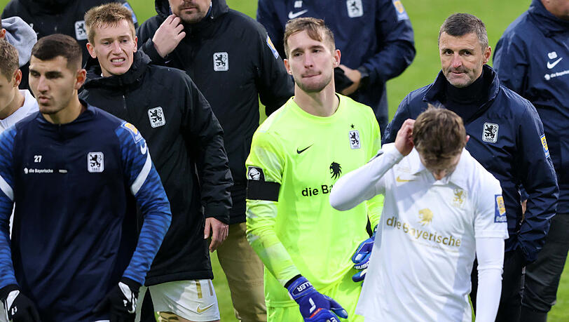 Tag zum Vergessen (v.l.): Die 1860-Profis Semi Belkahia, Fabian Greilinger, Marco Hiller und Erik Tallig mit Trainer Michael Köllner.