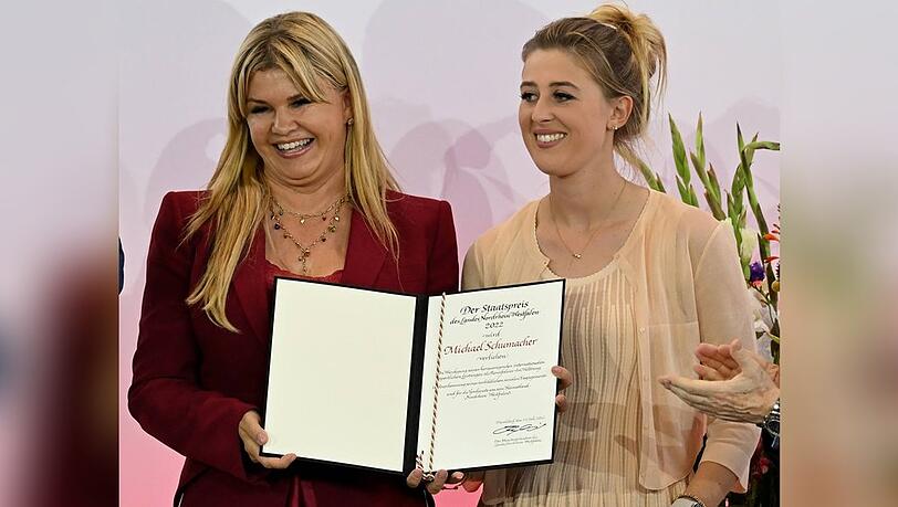 Ehefrau Corinna (l.) und Tochter Gina-Maria Schumacher nahmen für Michael Schumacher den NRW-Staatspreis entgegen.