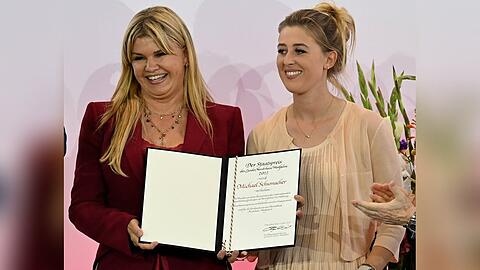 Ehefrau Corinna (l.) und Tochter Gina-Maria Schumacher nahmen für Michael Schumacher den NRW-Staatspreis entgegen.