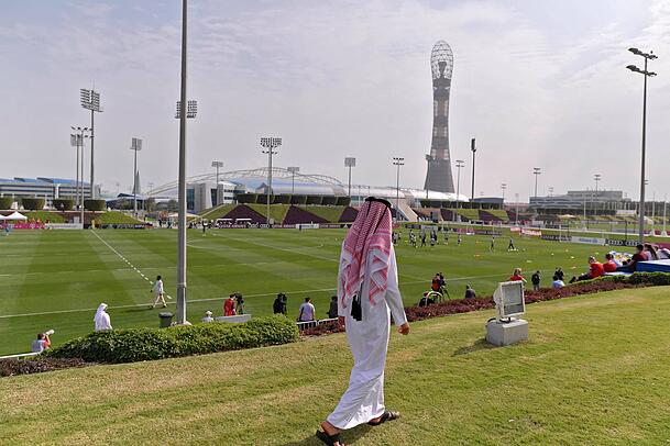 Auf den Plätzen der Aspire Academy werden die Bayern-Stars von 6. bis zum 12. Januar schwitzen.