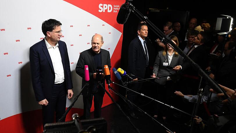 Bundeskanzler Olaf Scholz (M) und der bayerische SPD-Chef Florian von Brunn (l).
