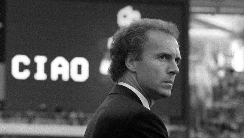 Der damalige Teamchef der deutschen Fußball-Nationalmannschaft, Franz Beckenbauer, steht im Olympiastadion am Rand des Spielfeldes.