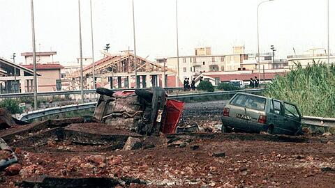 Das Foto vom 23. Mai 1992 zeigt den Bombentrichter und die Zerstörung nach dem Anschlag auf Giovanni Falcone auf der Straße zum Flughafen von Palermo.