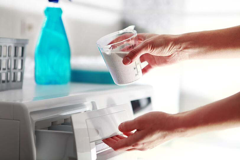 Herk&ouml;mmliche Wasch- und Reinigungsmittel weisen zu oft gef&auml;hrliche Schadstoffe und kritische Substanzen auf, die Umwelt und Gesundheit belasten k&ouml;nnen. Dazu z&auml;hlen Erd&ouml;l-Tenside, Mikroplastik, synthetische Duft- und Konservierungsstoffe oder optische Aufheller, die &uuml;ber das Schmutzwasser in den Wasserhaushalt und zur&uuml;ck in den menschlichen K&ouml;rper gelangen k&ouml;nnen.