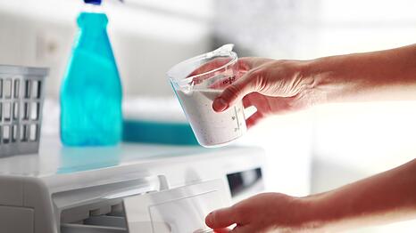 Herk&ouml;mmliche Wasch- und Reinigungsmittel weisen zu oft gef&auml;hrliche Schadstoffe und kritische Substanzen auf, die Umwelt und Gesundheit belasten k&ouml;nnen. Dazu z&auml;hlen Erd&ouml;l-Tenside, Mikroplastik, synthetische Duft- und Konservierungsstoffe oder optische Aufheller, die &uuml;ber das Schmutzwasser in den Wasserhaushalt und zur&uuml;ck in den menschlichen K&ouml;rper gelangen k&ouml;nnen.