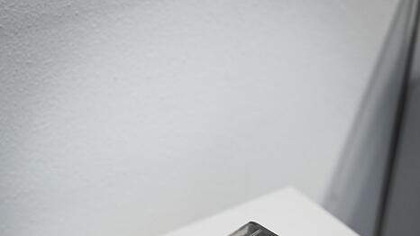In dieser Kassettenbox bewahrte ein t&uuml;rkisches Ehepaar sogenannte H&ouml;rbriefe auf, die ihre zun&auml;chst in der T&uuml;rkei bei Verwandten zur&uuml;ckgebliebene Tochter f&uuml;r sie eingesprochen hatte.