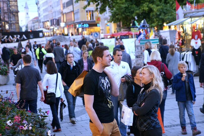 Nicht nur für Pärchen eine beliebte Freitagabend-Beschäftigung: Shoppen nach Ladenschluss. Denn die Münchner Kultur- und Shoppingnacht hat weitaus mehr zu bieten als geöffnete Geschäfte.