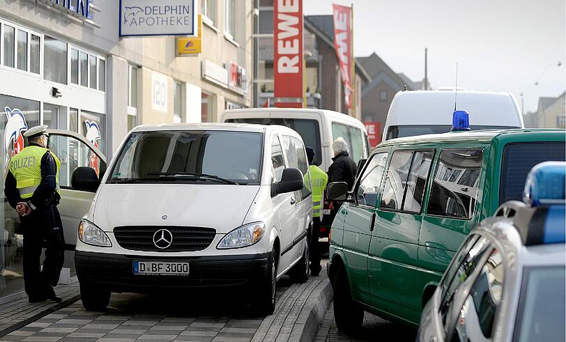 Bei dem Wohnungsbrand mit vier Toten in rheinischen Langenfeld handelt es sich offenbar um ein Familientragödie. Die Polizei verdächtigt nach ersten Ermittlungen den Familienvater, das Feuer am Freitagmorgen gelegt zu haben.