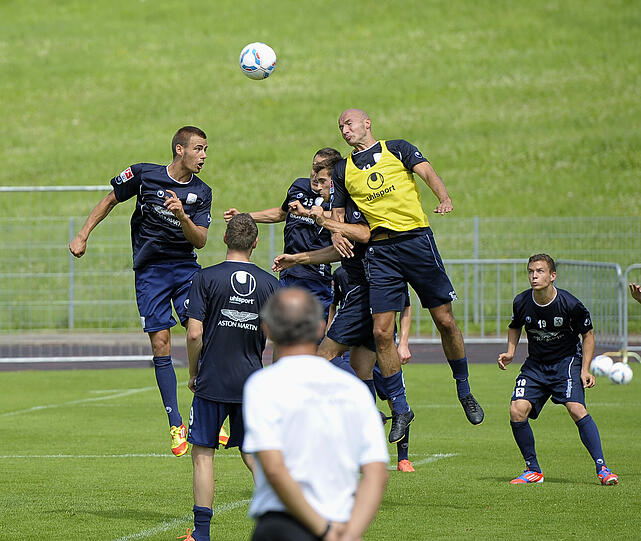 Sprinten, flanken, schießen: So hart arbeiten die Löwen im Trainingslager.