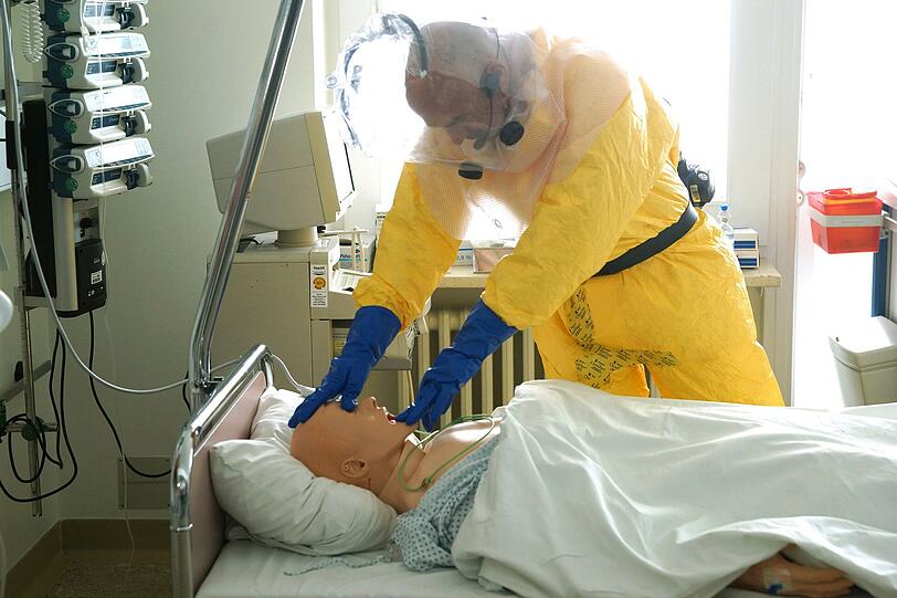 Mindestens einmal pro Woche üben die Mitarbeiter an einer Puppe den Umgang mit einem Hochrisiko-Patienten.