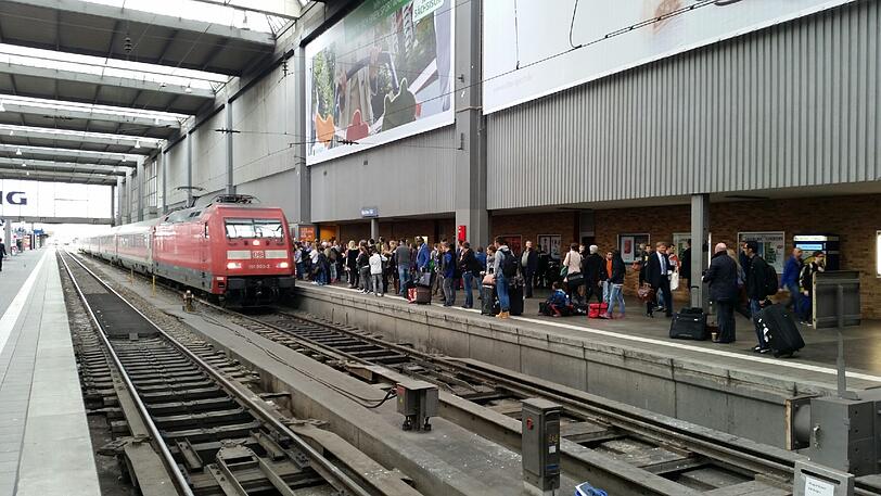Volle Bahnsteige zur Mittagszeit.