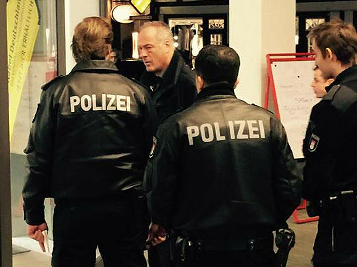 Zeuge eines Überfalls: Ronald Schill spricht mit mehreren Beamten
