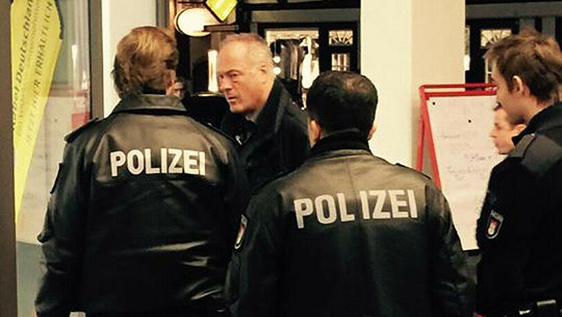 Zeuge eines Überfalls: Ronald Schill spricht mit mehreren Beamten Zeuge eines Überfalls: Ronald Schill spricht mit mehreren Beamten