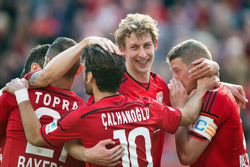 Auch Bayer Leverkusen - in der Mitte Stefan Kießling - hofft noch auf die direkte Champions-League-Qualifikation.