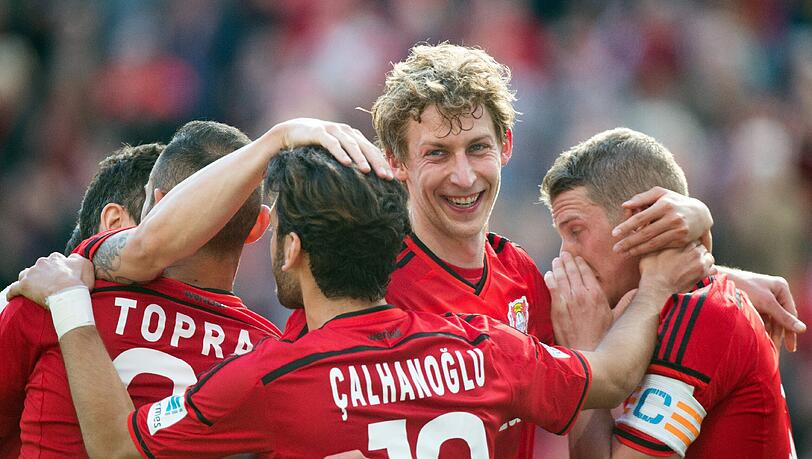 Auch Bayer Leverkusen - in der Mitte Stefan Kießling - hofft noch auf die direkte Champions-League-Qualifikation. Auch Bayer Leverkusen - in der Mitte Stefan Kießling - hofft noch auf die direkte Champions-League-Qualifikation.