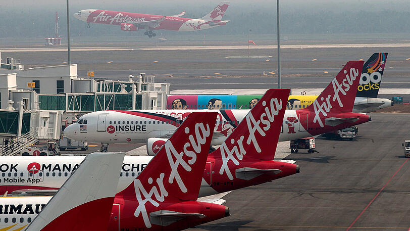 Flugzeuge der Billigfluglinie Air Asia: Auf einem Flug nach Kuala Lumpur fiel ein Triebwerk aus.