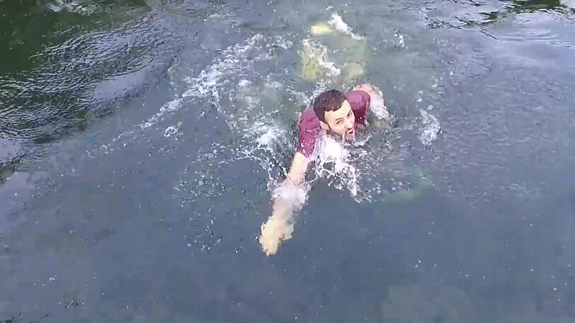 Schafft er es noch, seine Drohne vor dem Wasserkontakt zu erreichen?