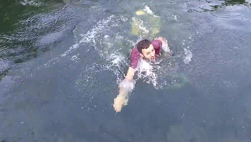 Schafft er es noch, seine Drohne vor dem Wasserkontakt zu erreichen? Schafft er es noch, seine Drohne vor dem Wasserkontakt zu erreichen?