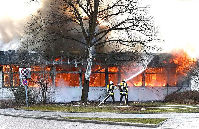 Der Kulturpavillon ist komplett ausgebrannt. Die Bilder vom Großeinsatz der Feuerwehr.