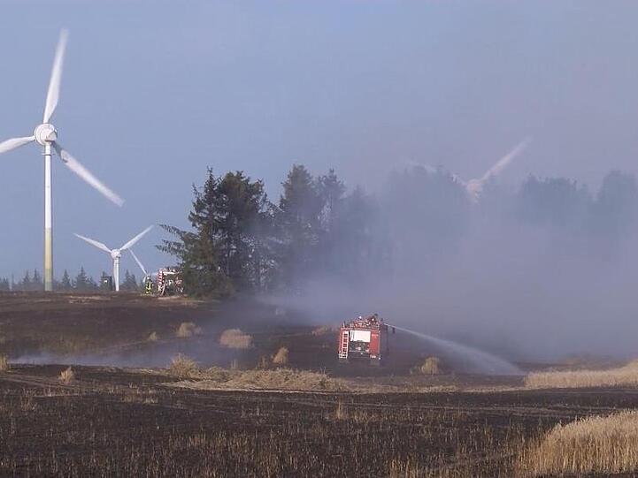 Der Brand war am späten Samstagnachmittag auf einem Getreidefeld in der Nähe des Campingplatzes am Kransburger See ausgebrochen.