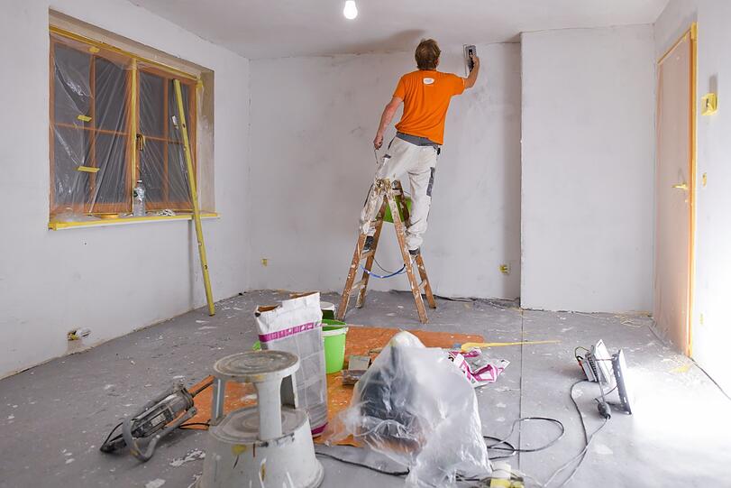 Keine Eimer, keine Farbe. Der Mangel an Kunststoff betrifft unter anderem Farbeimer. Längere Wartezeiten sind vorprogrammiert.