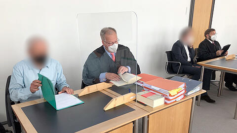 Die Angeklagten (Erster und Dritter von links) sitzen mit ihren Verteidigern vor dem Start der Verhandlung im Gerichtssaal des Amtsgerichts Starnberg,